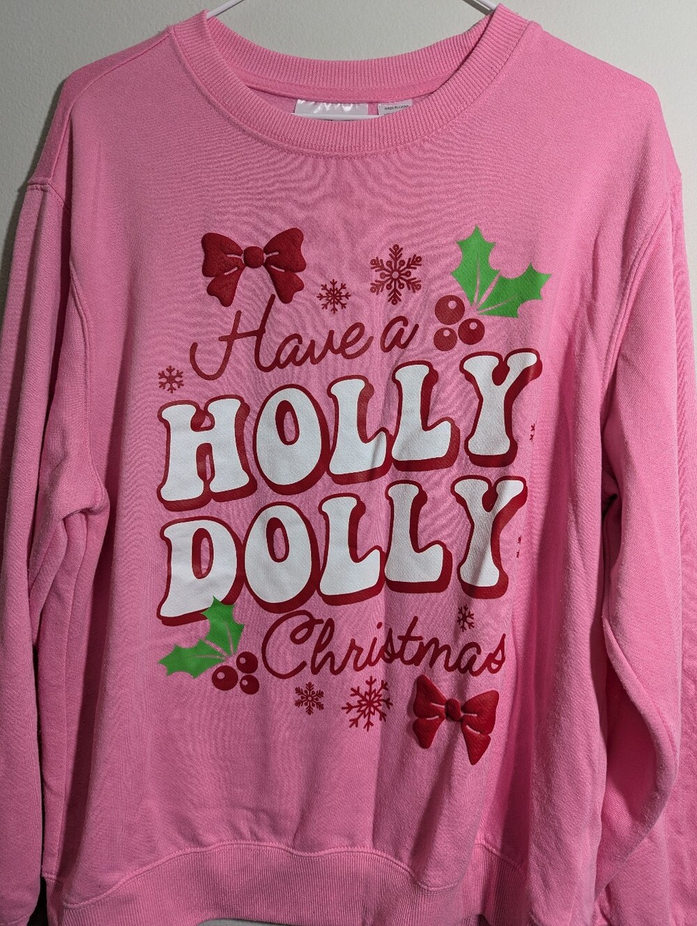 Dolly Sweatshirt Women's Medium Pink Have A Holly Dolly Christmas Graphic Fleece - Picture 2 of 9
